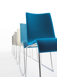 Штабелируемый стул с мягкими салазками