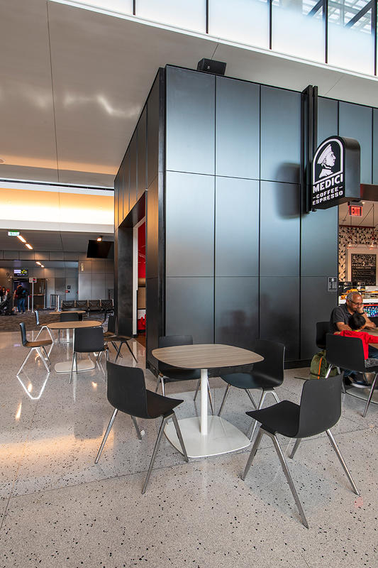 FSRT634 Коридор верхнего уровня с градиентным стеклом vivigraphix в конфигурации обзора с промежуточным слоем с парообразным рисунком и стандартной отделкой; система выравнивания стен с панелями из вивихромного хромового стекла в отражающей конфигурации с Forms-surfaces  - Вид №9