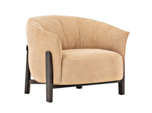 Кожаное кресло с подлокотниками