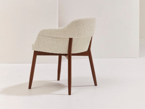 Кресло из бука с подлокотниками