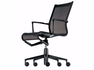 Регулируемое по высоте вращающееся офисное кресло с подлокотниками