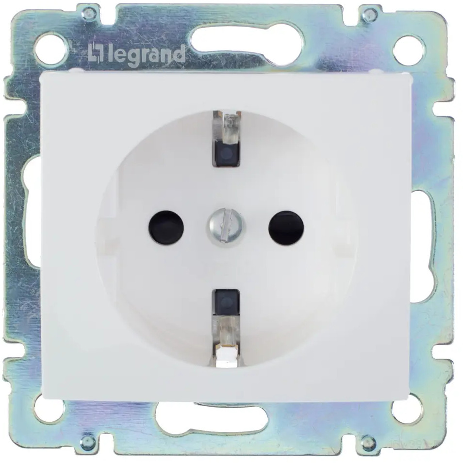 Legrand Valena Classic - розетка с защитными шторками и заземлением 10320884