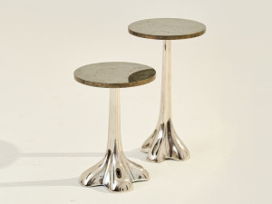 Круглый металлический журнальный столик