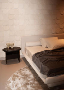 Деревянная овальная тумбочка с мраморной столешницей