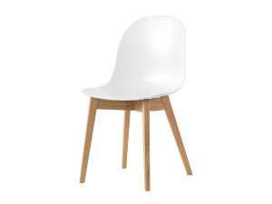 Стул из полипропилена с ножками из массива дерева