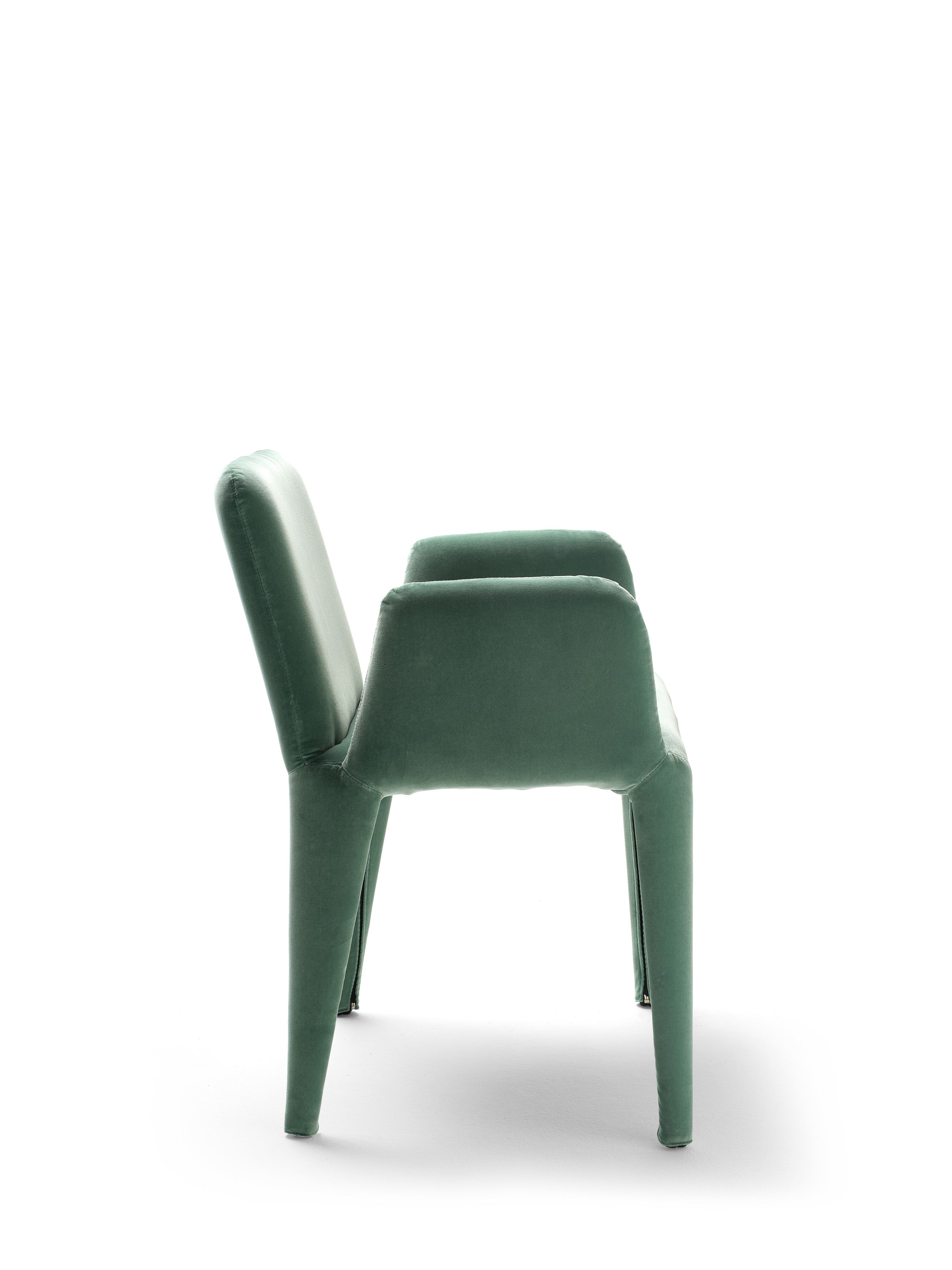 Бархатное кресло с подлокотниками EPÒNIMO Nova ARCH-00146389