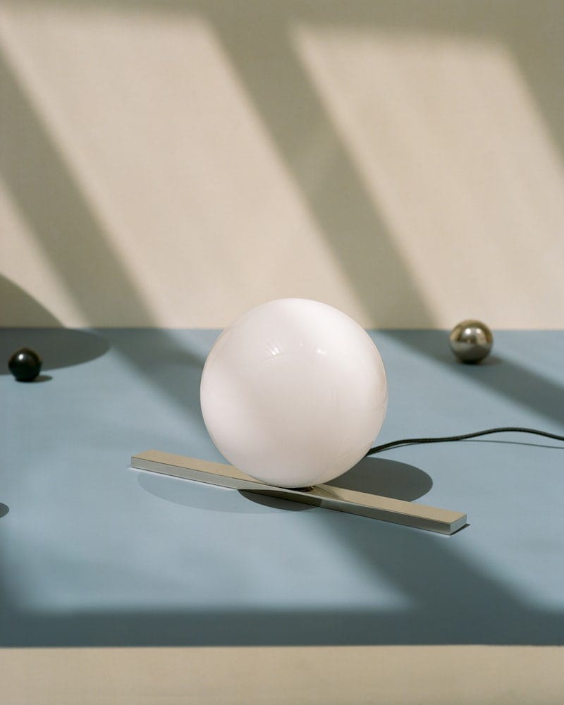 Светодиодная настольная лампа из опалового стекла и матовой латуни Michael Anastassiades GET SET ARCH-00090414 - Вид №1