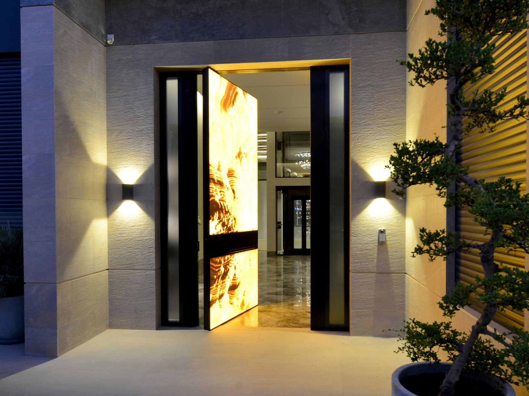 Бронированная дверь с подсветкой из оникса Oikos Synua ARCH-00018496