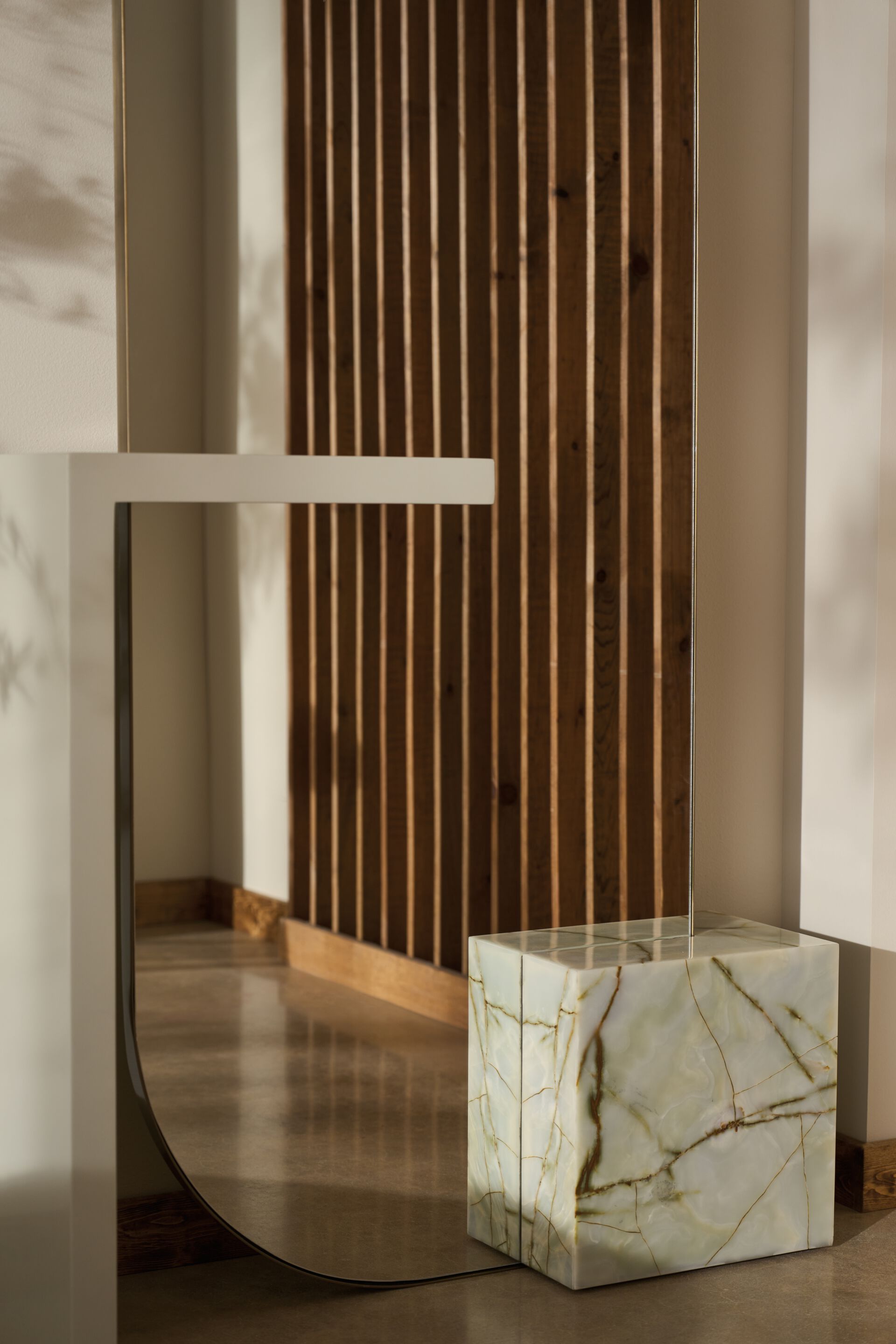 Овальное напольное зеркало в рамке Caracole MONACO ARCH-00027294 - Вид №2