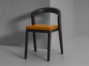 Стул из массива дерева со встроенной кожаной подушкой