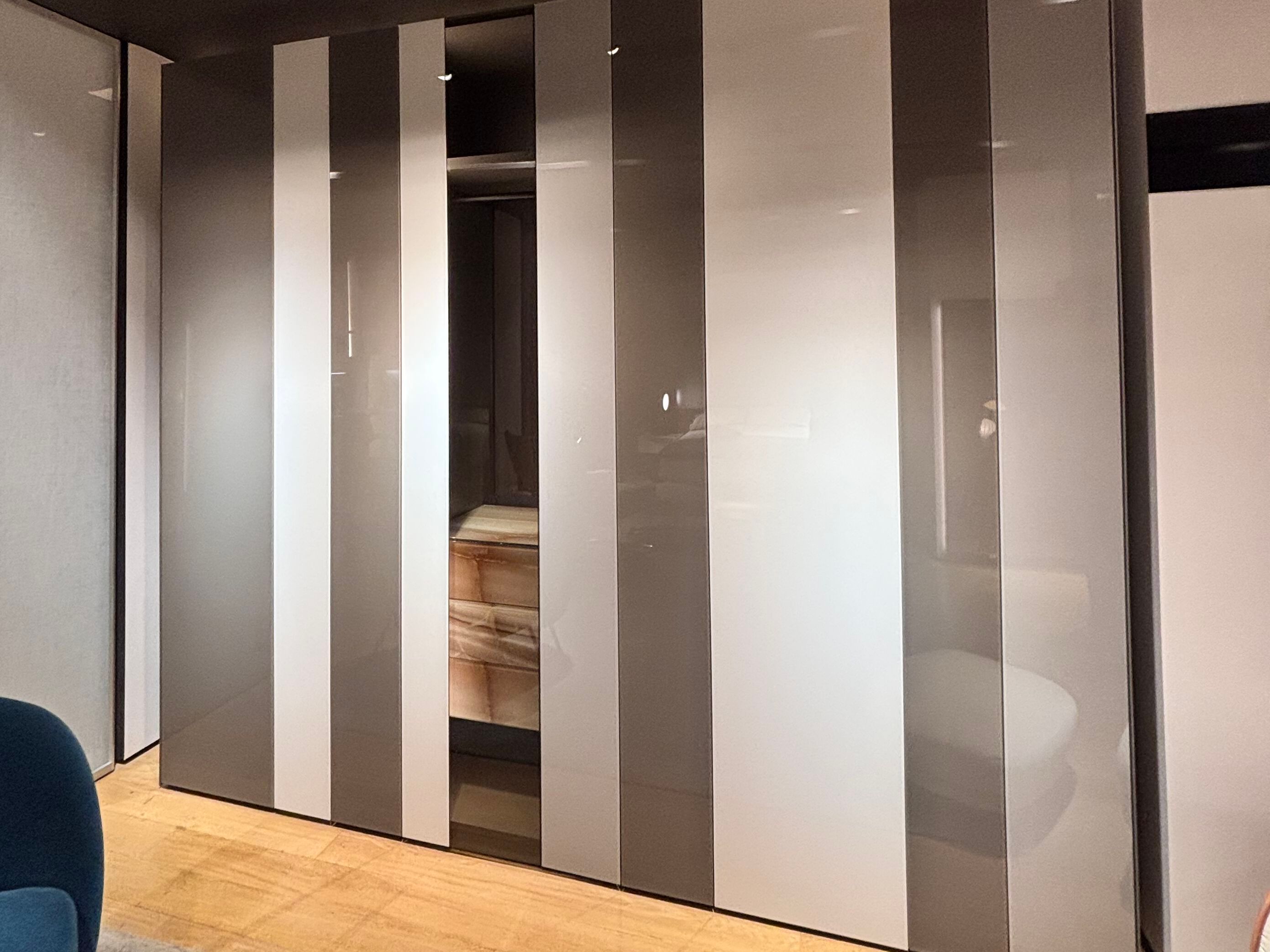 Стеклянный шкаф с комодом In Stock озеро ARCH-00048310