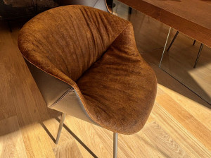 Кожаный стул с подлокотниками