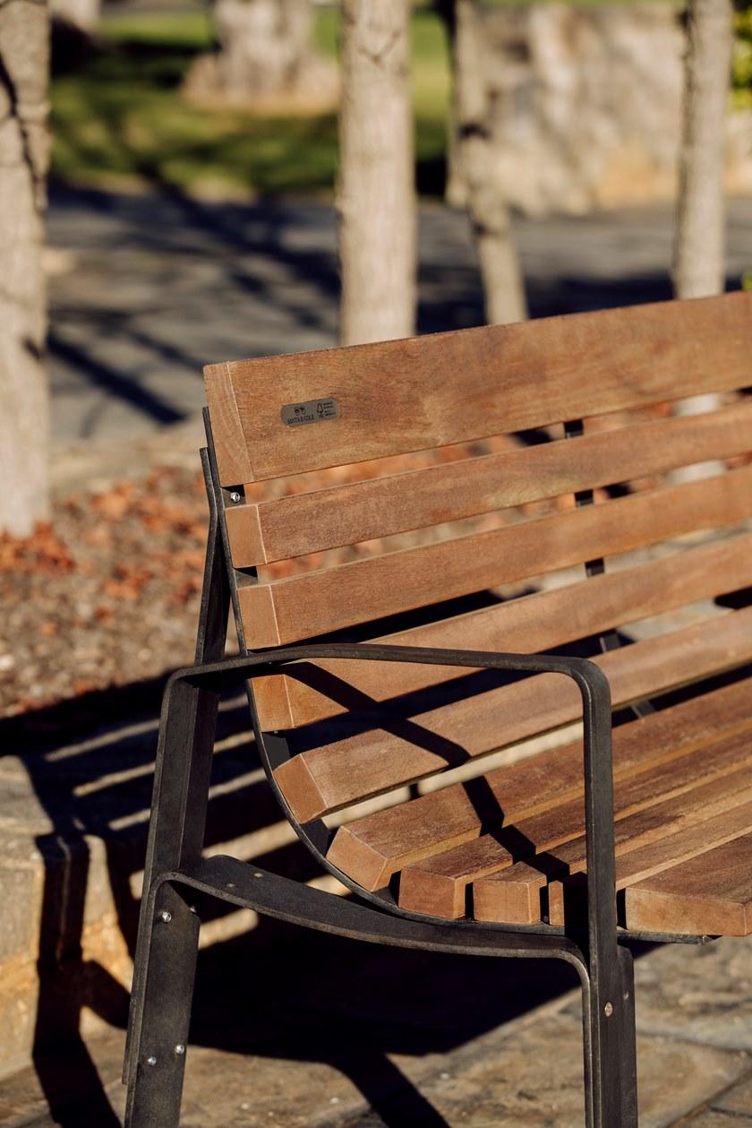 URBIDERMIS Скамья из массива дерева с подлокотниками со спинкой Bilateral sun-id-1494406 - Вид №1