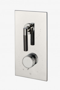BTH32B Интегрированная термостатическая трима и регулятор громкости серии Bond Tandem с двухцветной ручкой и ручками с гильошированными линиями Waterworks