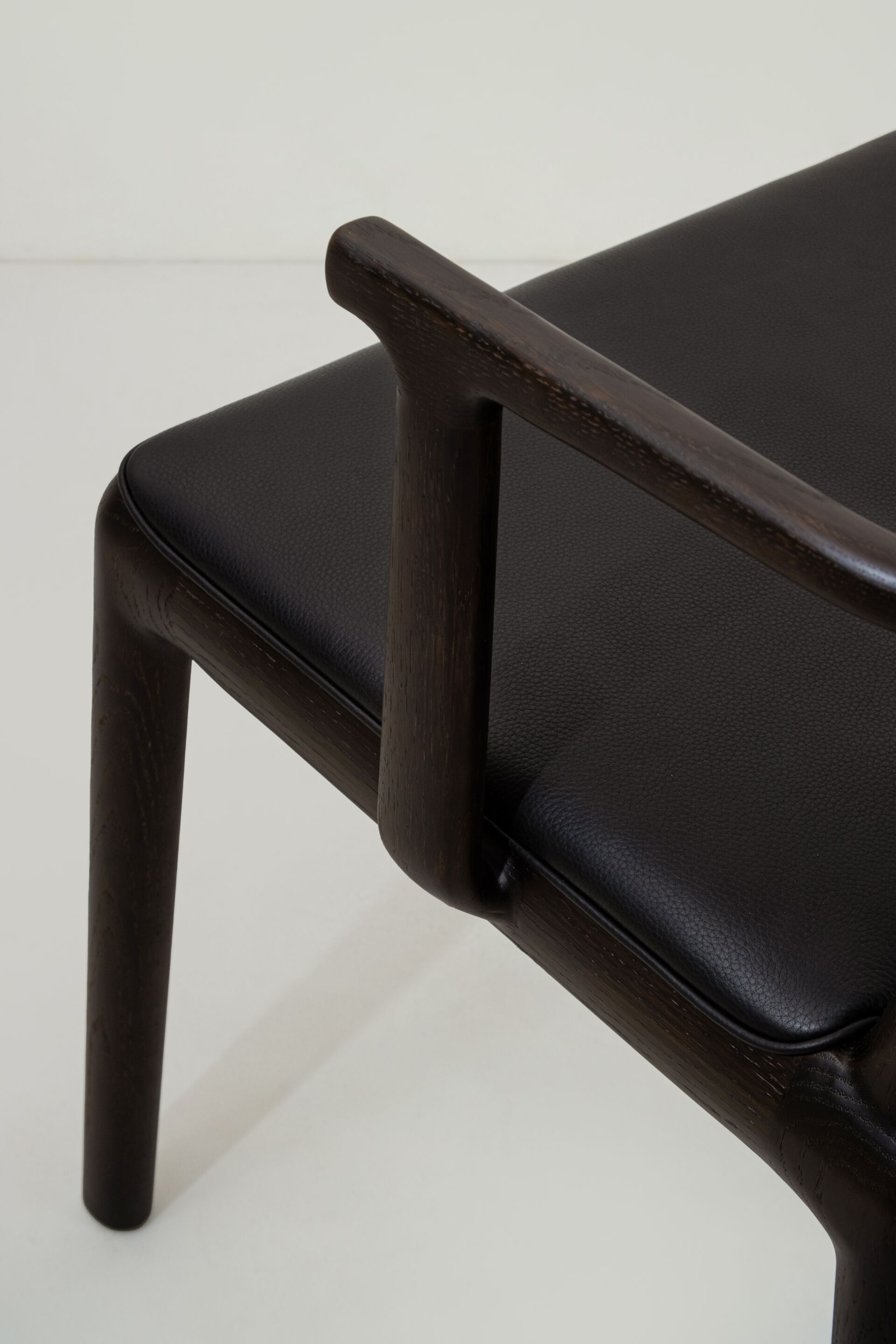 Кожаный стул с подлокотниками District Eight Nôm ARCH-00115997 - Вид №5