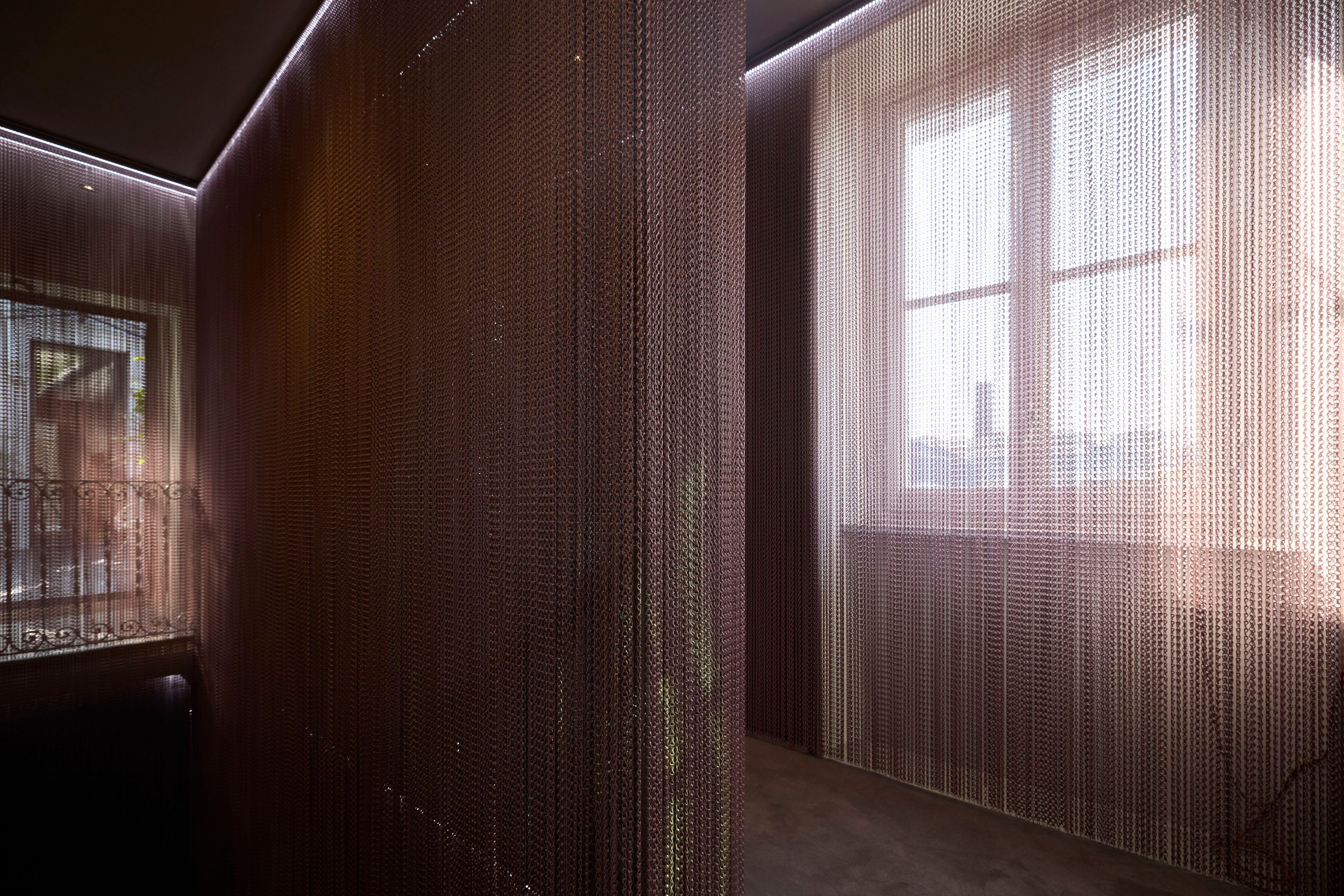 Алюминиевая проволочная палатка Kriskadecor WALLCOVERING - "À.RIA" INSTALLATION AT ARCHIPRODUCTS MILANO ARCH-00053898 - Вид №1