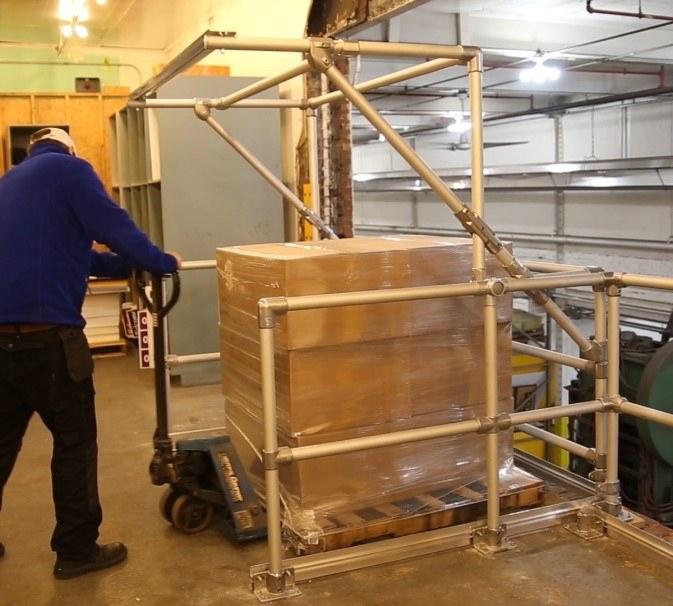 ArtSteel Подъемно-поворотная дверь из горячеоцинкованной или окрашенной в желтый цвет стали Palletgate Sgpgtybgv Santreyd  - Вид №1