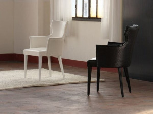 Тканевое кресло с подлокотниками