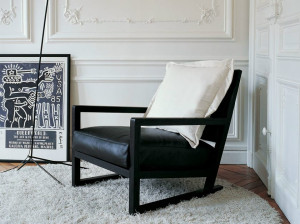 Кожаное кресло с подлокотниками