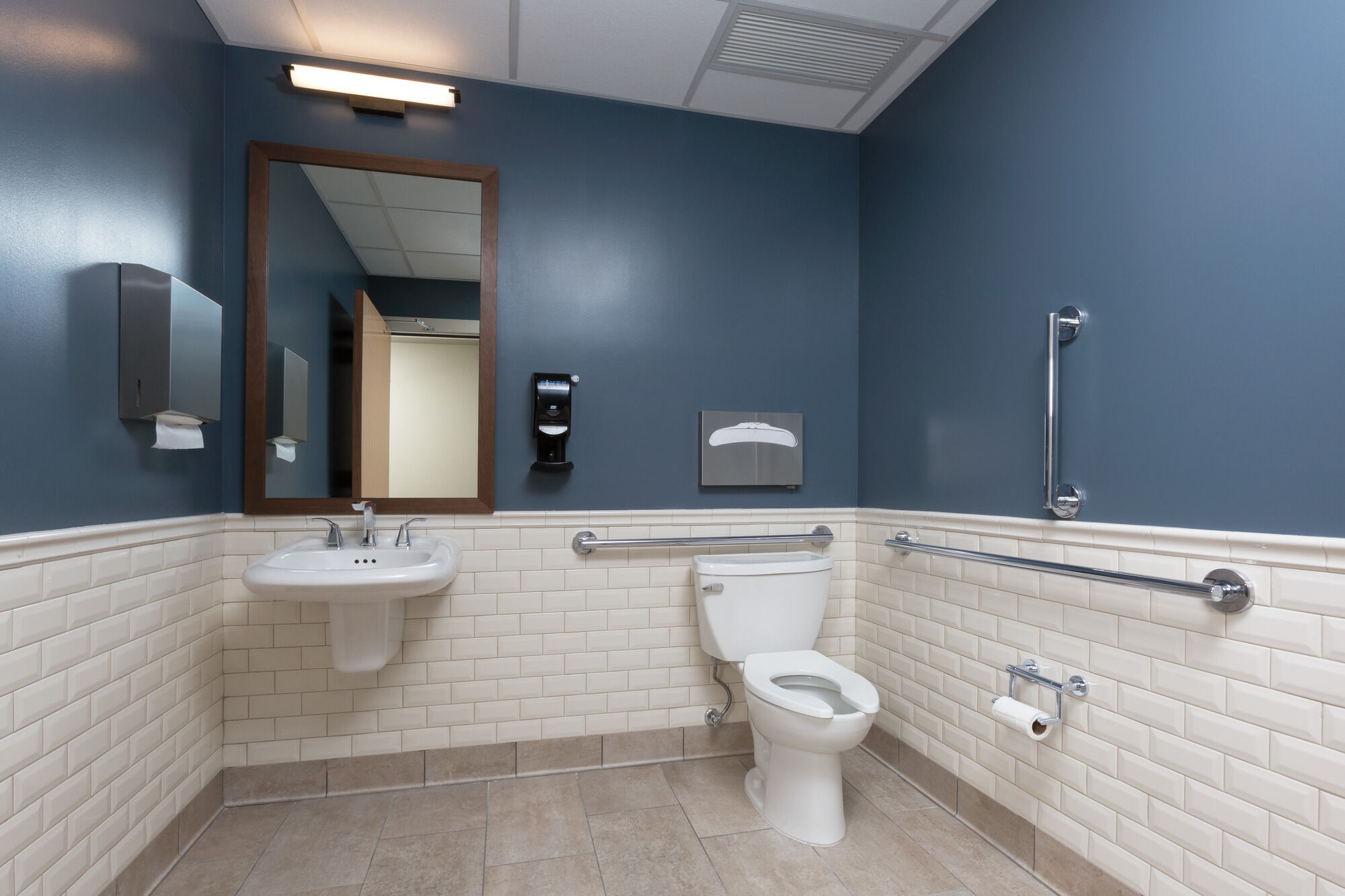 Угловой современный декоративный поручень ADA Delta Faucet 41942-PN - Вид №1