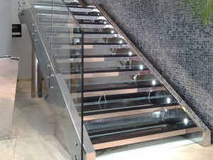 Лестница из металла и стекла