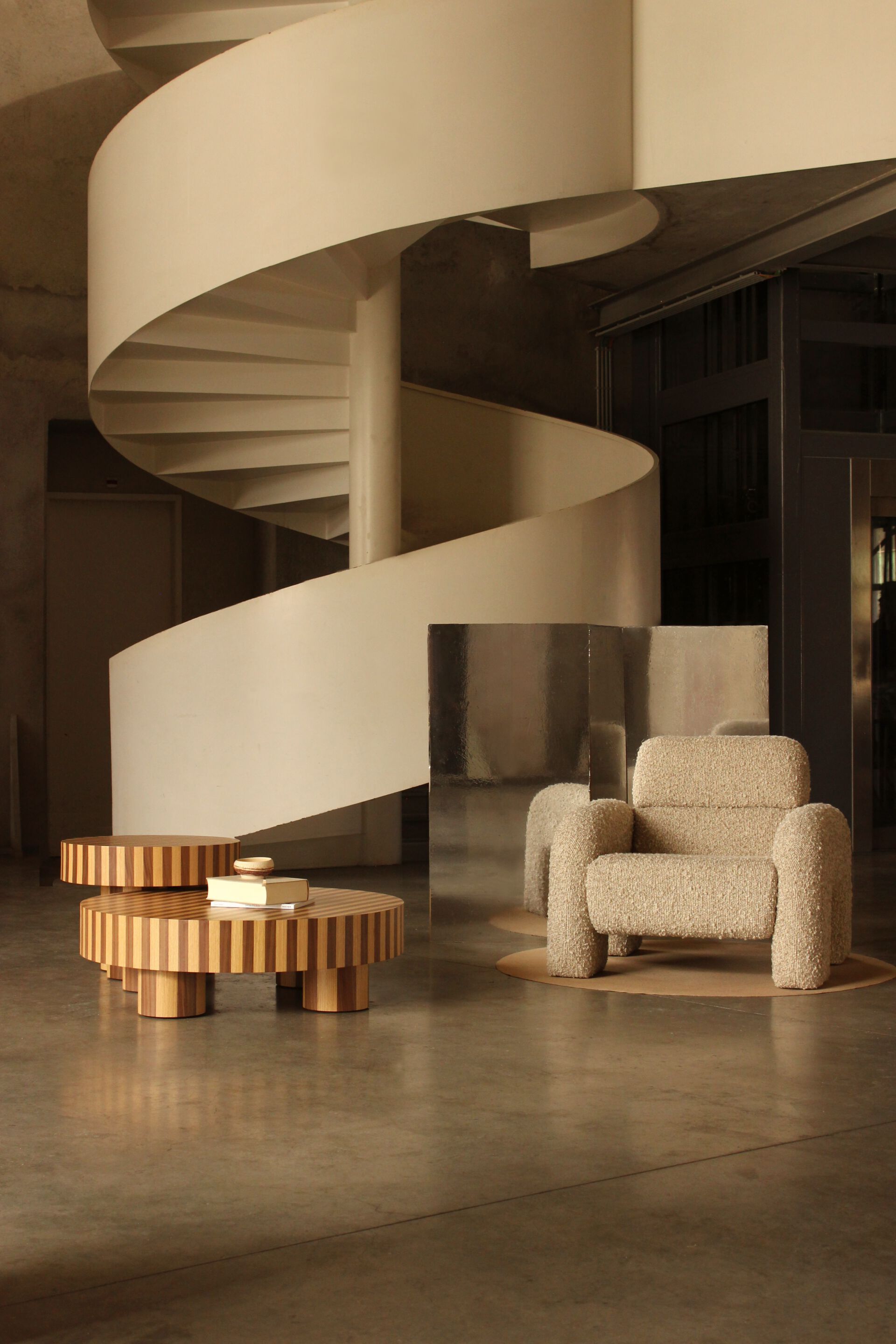 Высокий круглый журнальный столик из дуба и грецкого ореха DOOQ Nusa ARCH-00059477 - Вид №7