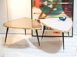 Журнальный столик из ламинированного стекла с полированным латунным профилем