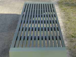 Скамейка из нержавеющей стали и ПЭТ без спинки