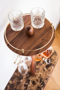 Мебель из темного мрамора Emperador и дерева