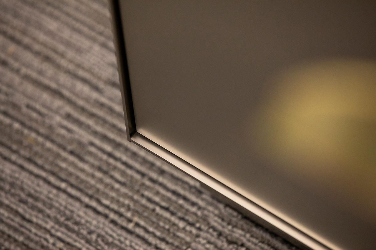 FSRT643 Фрагмент системы выравнивания стен с панелями из стекла vivispectra vektr с индивидуальной прослойкой, показанной в конфигурации отражения с отделкой pearlex + и выступающими ребрами из нержавеющей стали Forms-surfaces  - Вид №21