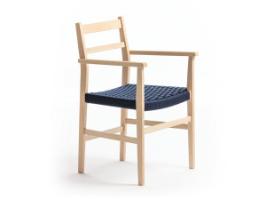 Деревянный стул с подлокотниками