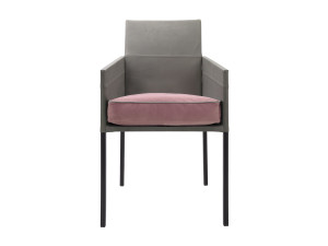 Мягкий стул с подлокотниками