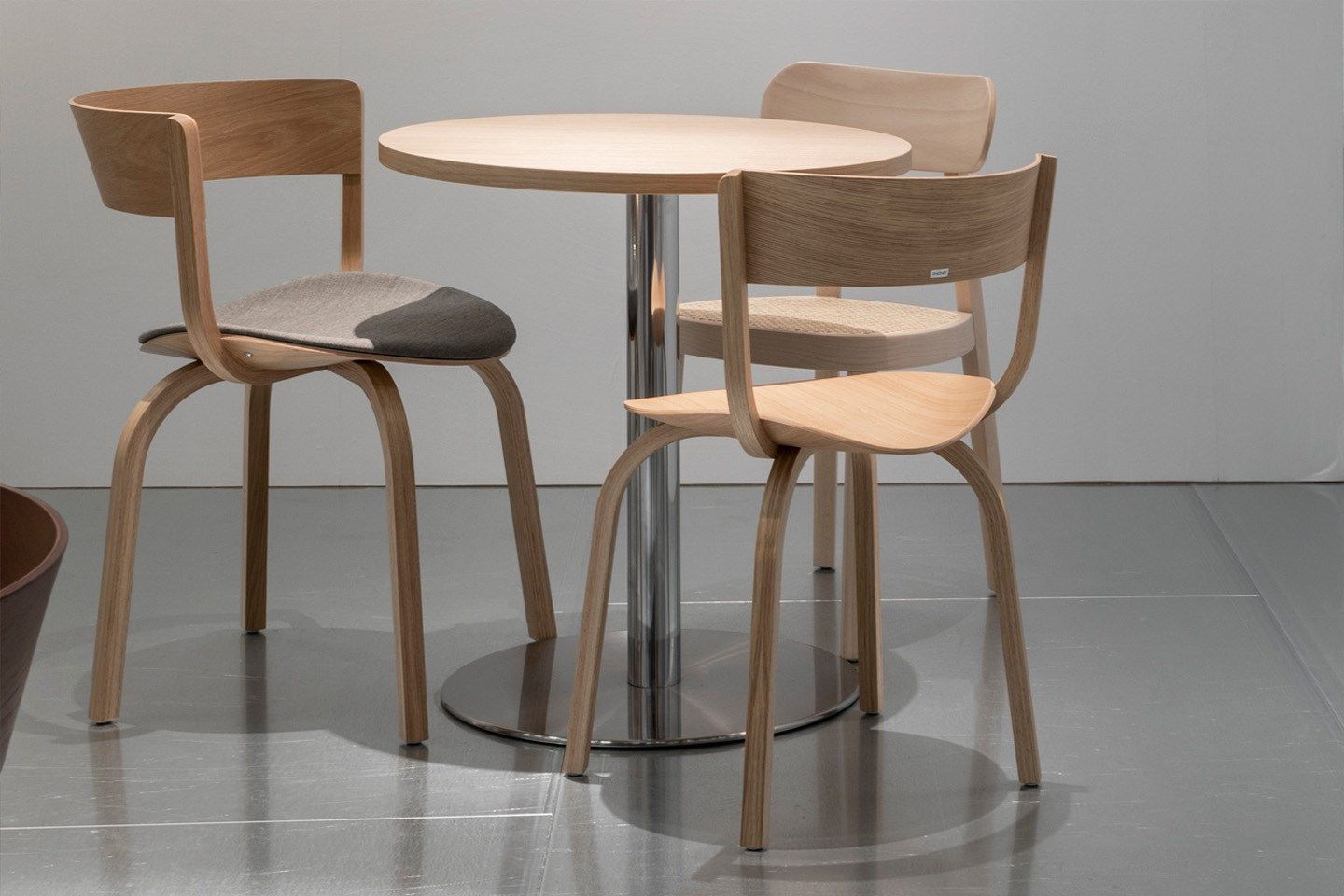 Круглый стол из нержавеющей стали и дерева THONET S 1123 ARCH-00093080 - Вид №3