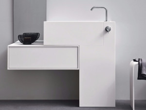 Раковина из кориана на земле