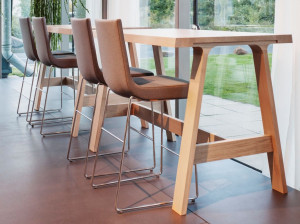 Высокий тканевый стул со спинкой