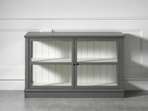 Деревянная витрина со стеклянными дверями