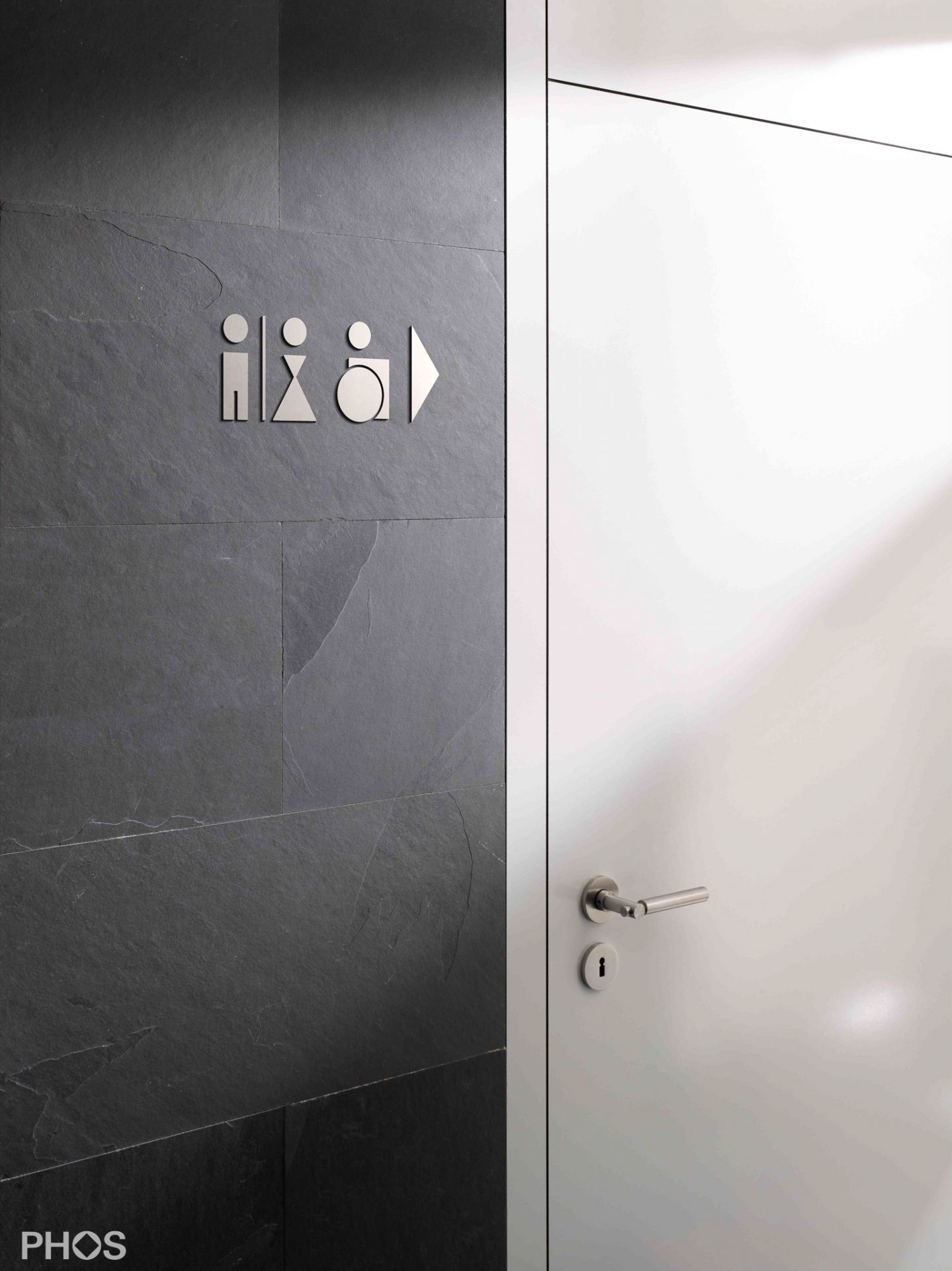 P0601 Пользователь инвалидной коляски с пиктограммой туалета, справа PHOS  - Вид №1