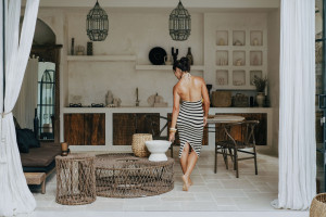 Высокий садовый журнальный столик из синтетического волокна