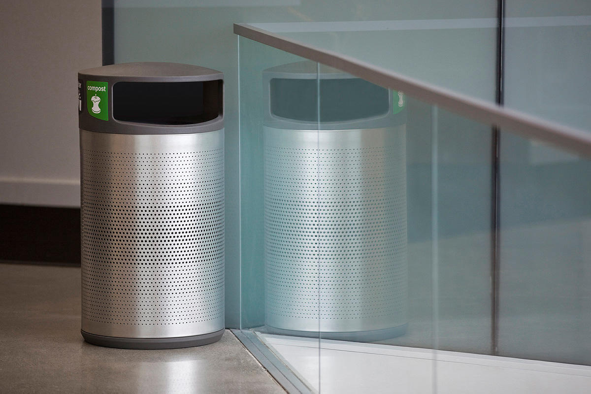 Универсальная емкость для мусора и утилизации, 36 галлонов, с боковым отверстием, стандартное отверстие / круглое отверстие, изображение мусора на сером фоне, изображение бутылок и банок на синем фоне, корпус из нержавеющей стали с матовой отделкой Forms Forms-surfaces FRMR195