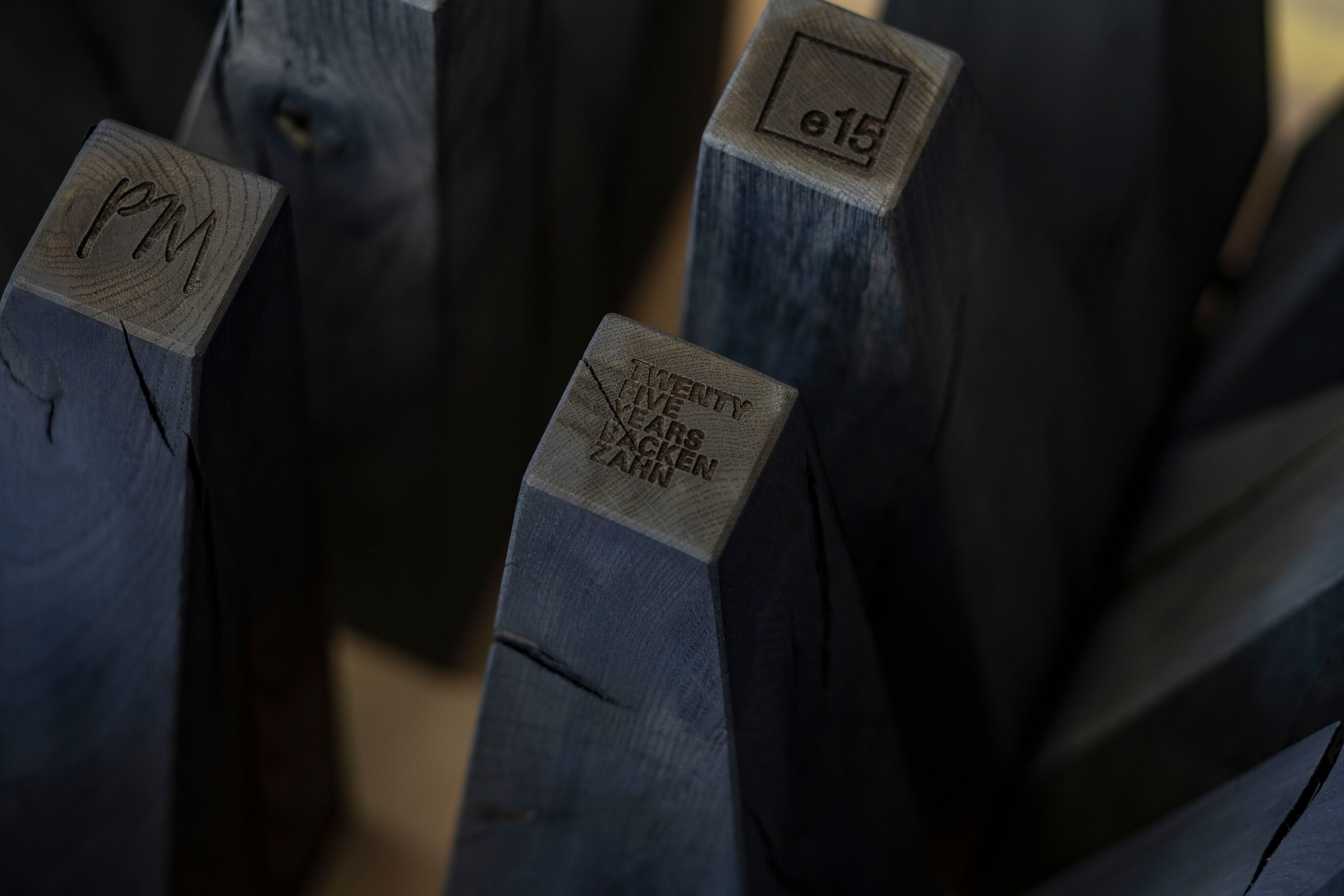 Квадратный журнальный столик из дуба e15 BACKENZAHN BLACK OAK ARCH-00032830 - Вид №3