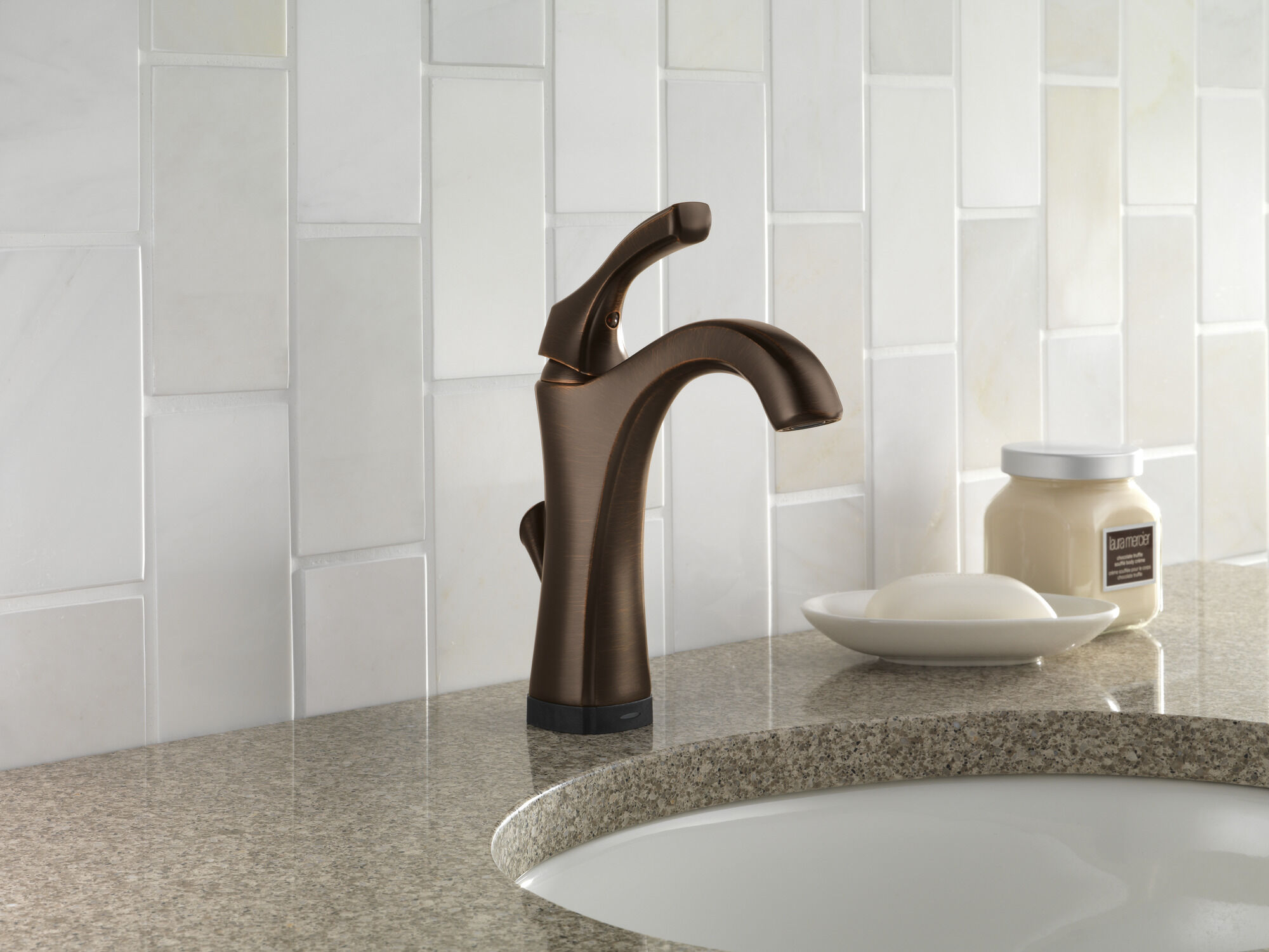 592T-RB-DST Смеситель для ванной с одной ручкой с технологией Touch2O.xt® Delta Faucet Addison Венецианская бронза  - Вид №4