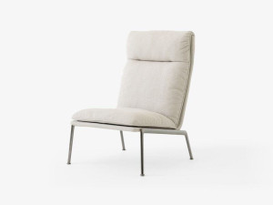 Тканевое кресло с высокой спинкой