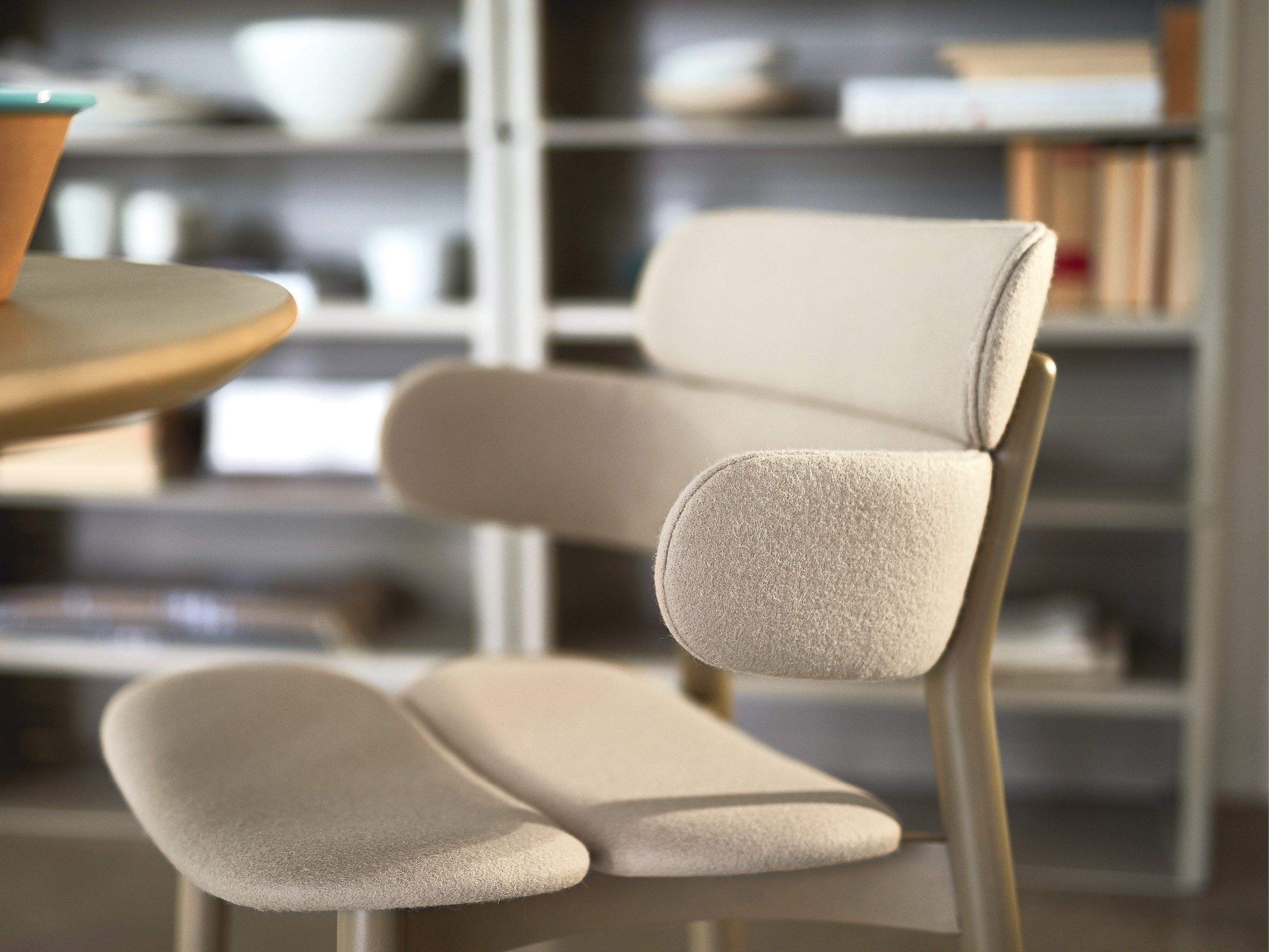 Мягкий тканевый стул с подлокотниками Innova Imbottiti Bands ARCH-00036543 - Вид №4