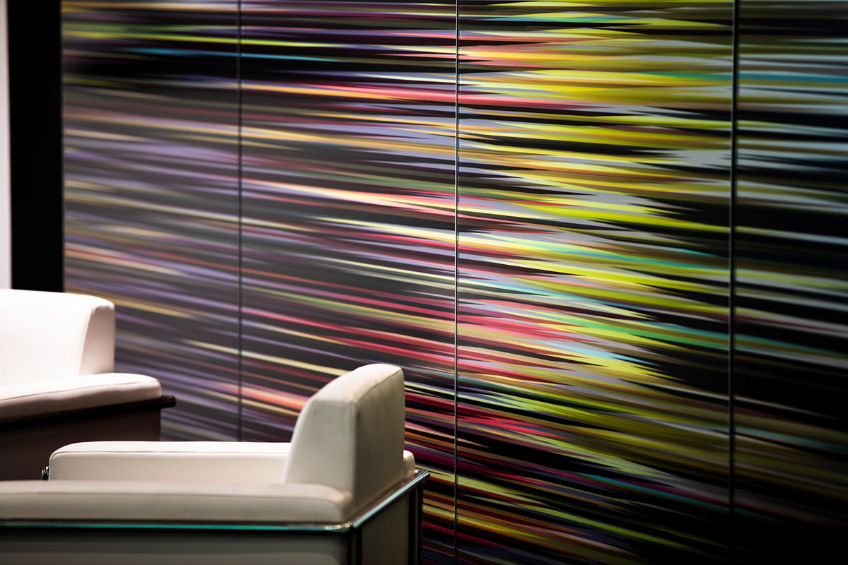 FSRT654 Деталь выравнивающей системы облицовки стен с панелями из вивихромного хромового стекла с промежуточным слоем индивидуального цвета, показанная в конфигурации отражения с отделкой pearlex +, нержавеющая сталь с отделкой каймой и внешний открытый у Forms-surfaces  - Вид №12