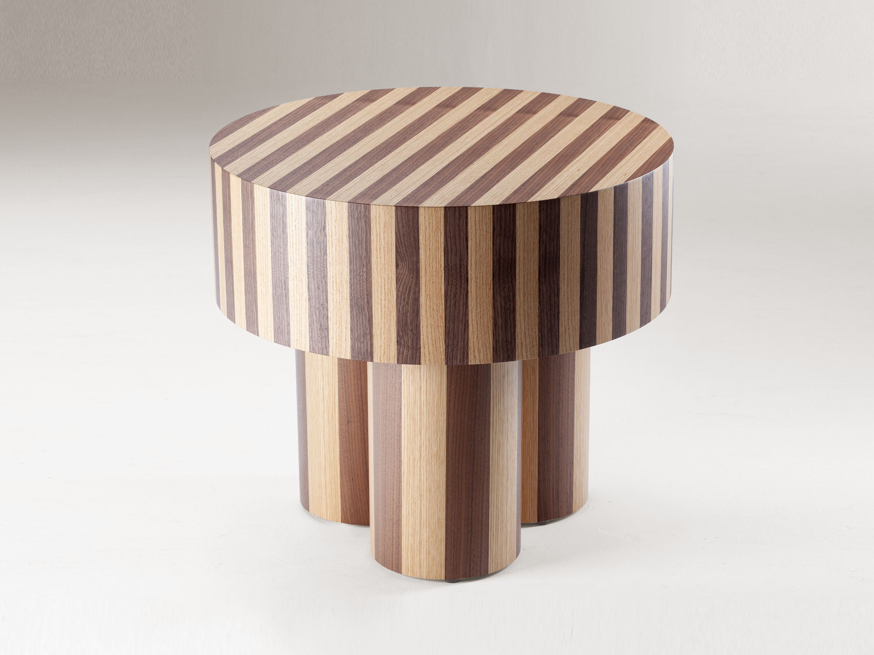 Высокий круглый журнальный столик из дуба и грецкого ореха DOOQ Nusa ARCH-00059477