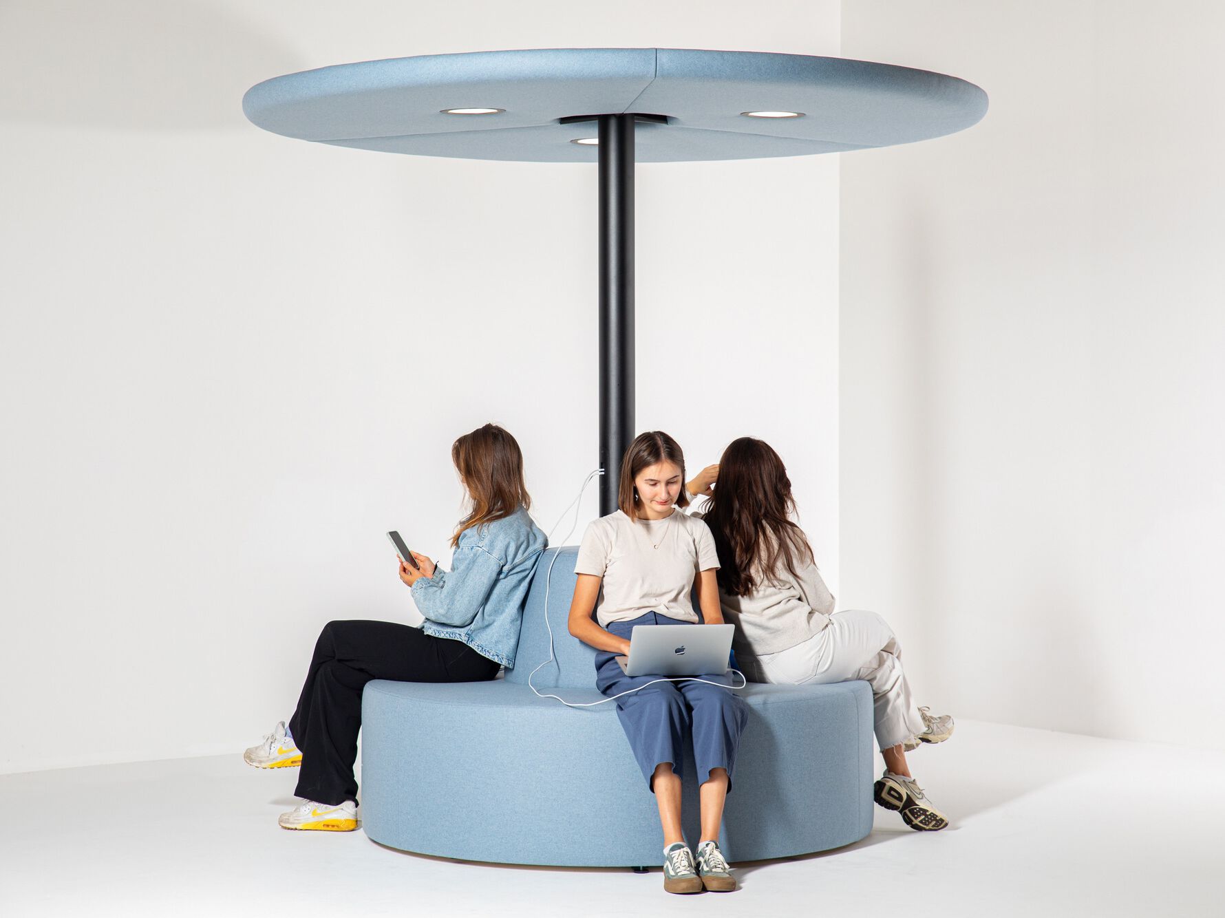 Тканевая скамья с USB-разъемом и спинкой BuzziSpace BuzziBrella Chill ARCH-00151686 - Вид №3