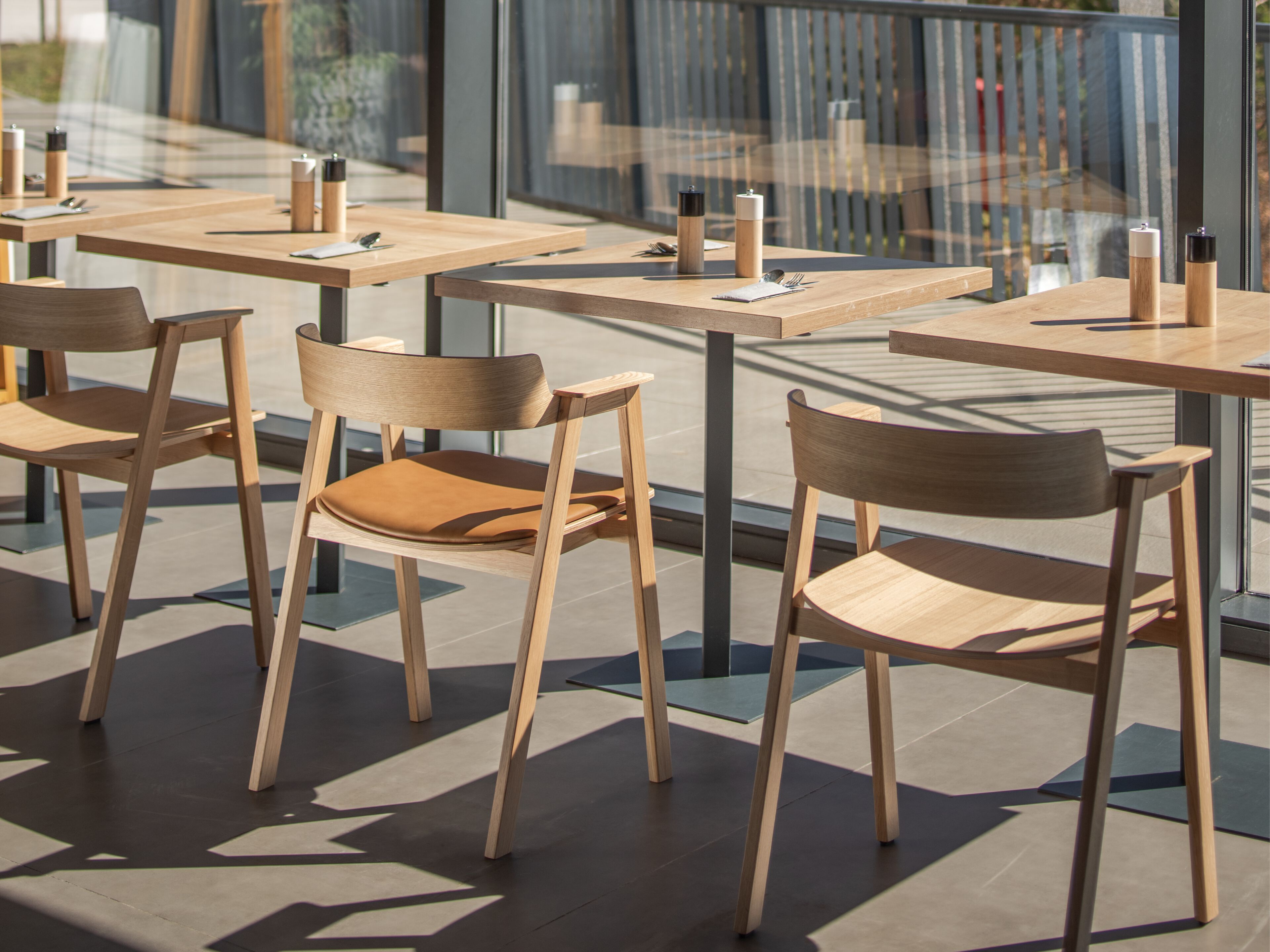 Дубовый стул с мягким сиденьем и подлокотниками Gazzda FLIP ARCH-00062894 - Вид №7