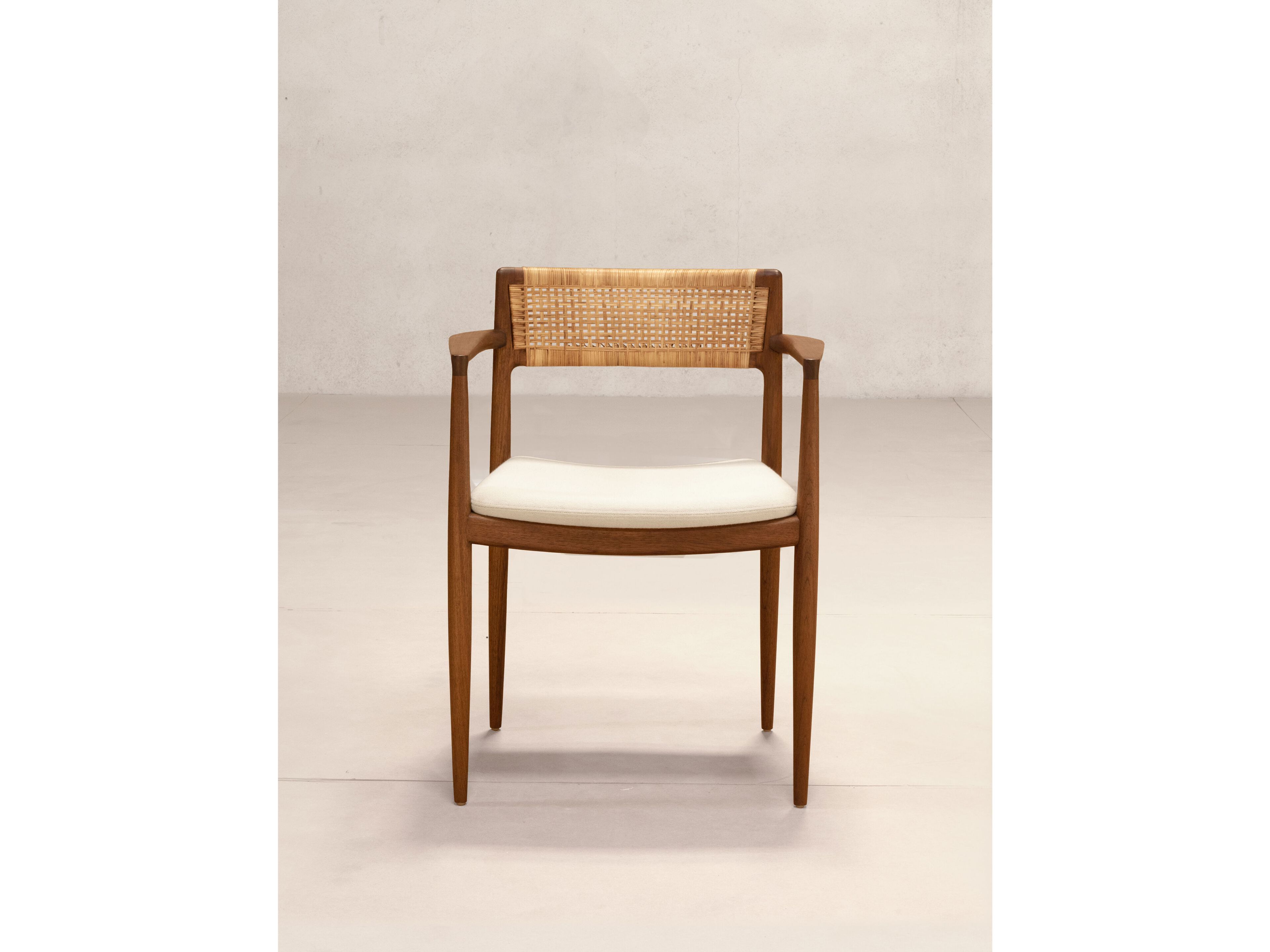 Мягкий стул из тикового дерева с подлокотниками Phantom Hands Tangāli ARCH-00109147 - Вид №1