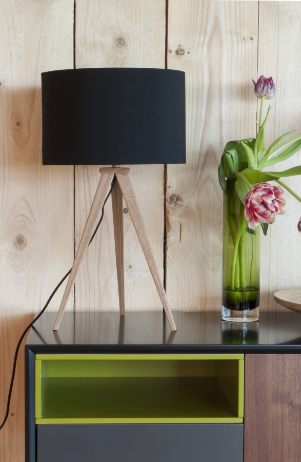 Лампа настольная Tripod Wood, белая с бежевыми ножками Zuiver 5200009 - Вид №4