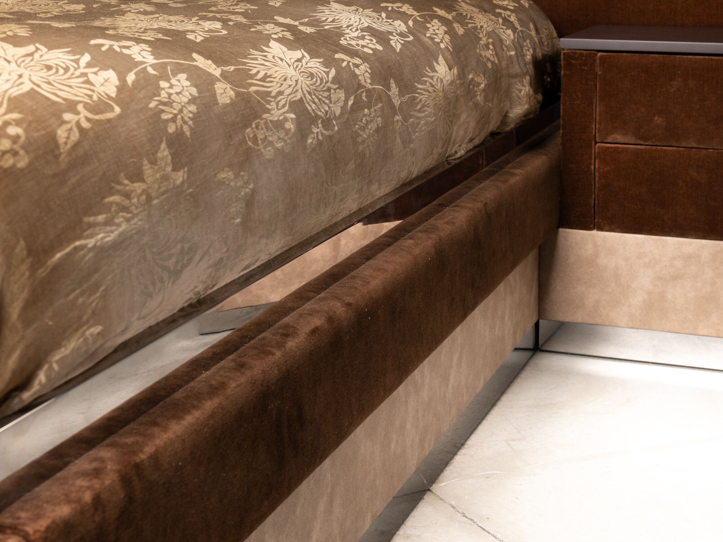 Двуспальная кровать из ткани со встроенными тумбочками The House of Lyria MINADORA ARCH-00086951 - Вид №1